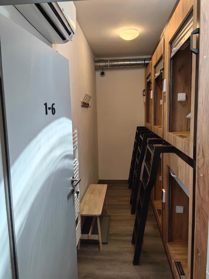 Capsule Hostel Erbenova Praha Exteriér fotografie