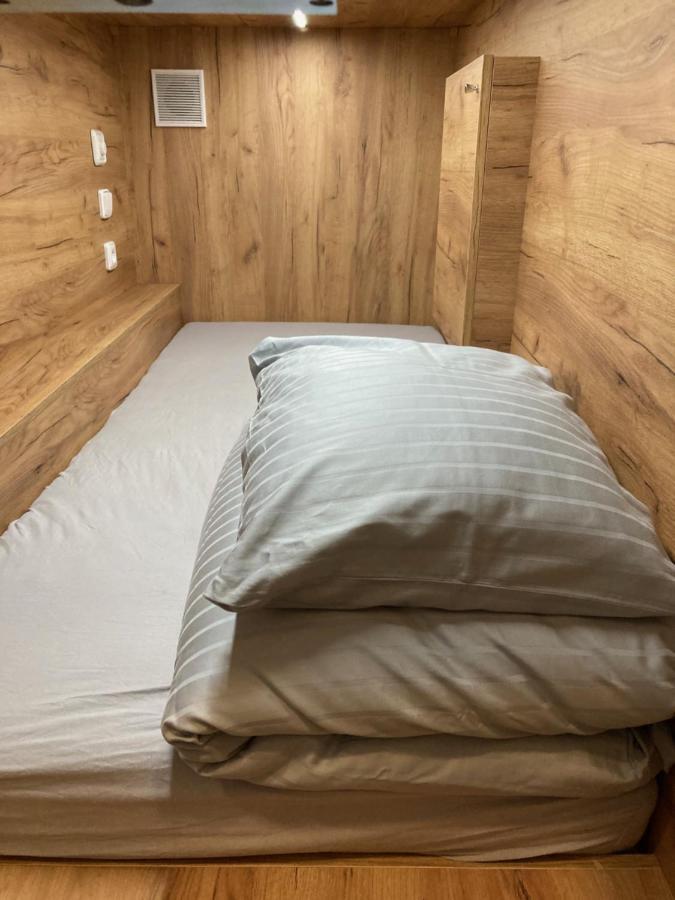 Capsule Hostel Erbenova Praha Exteriér fotografie