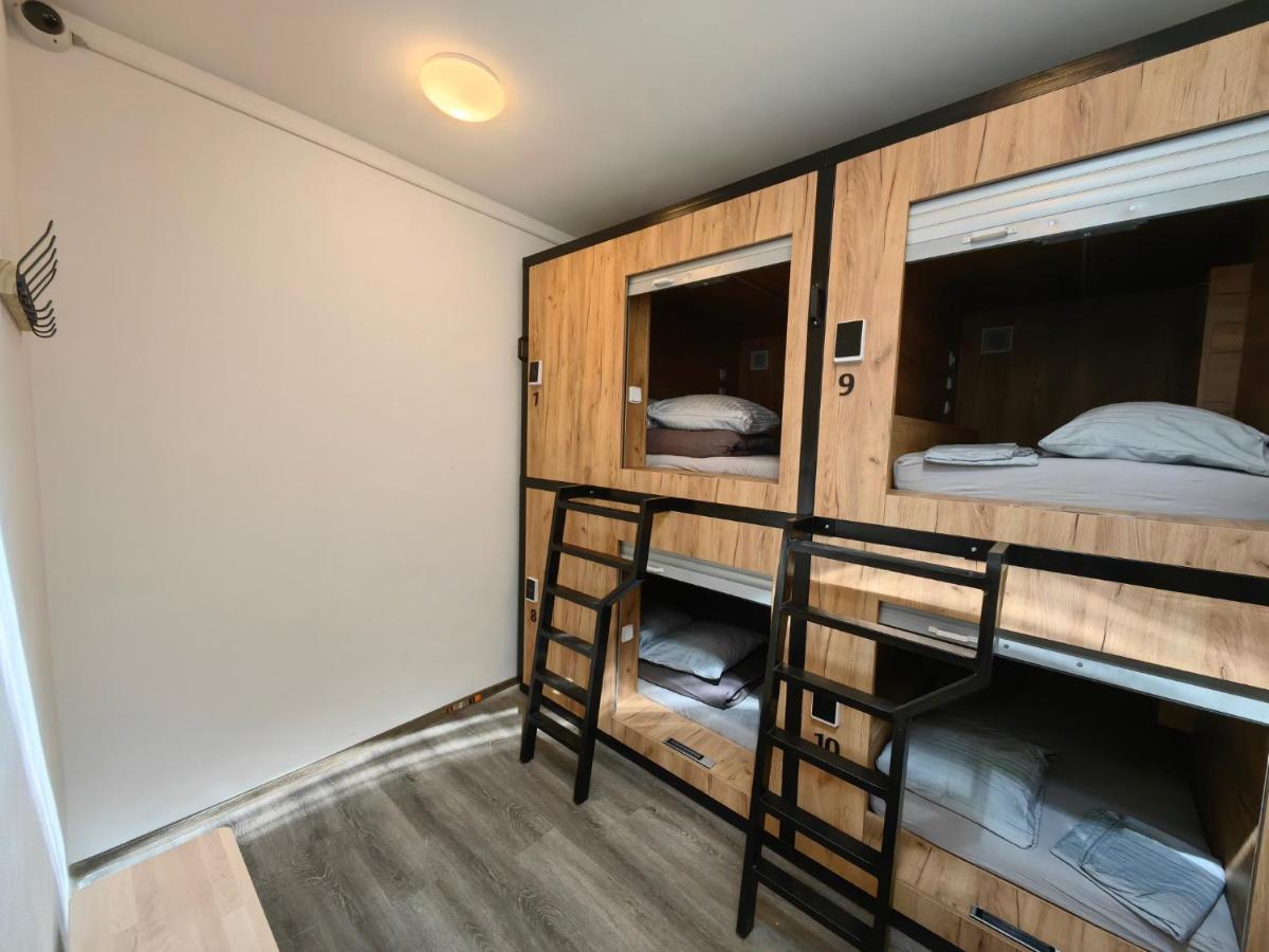 Capsule Hostel Erbenova Praha Exteriér fotografie
